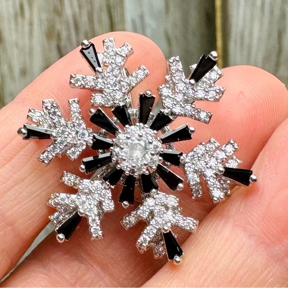 Spinning Snowflake Brooch  Black/Silver - Picture 4 of 8